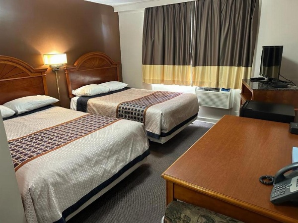 Bear's den Lounge and Motel image 10