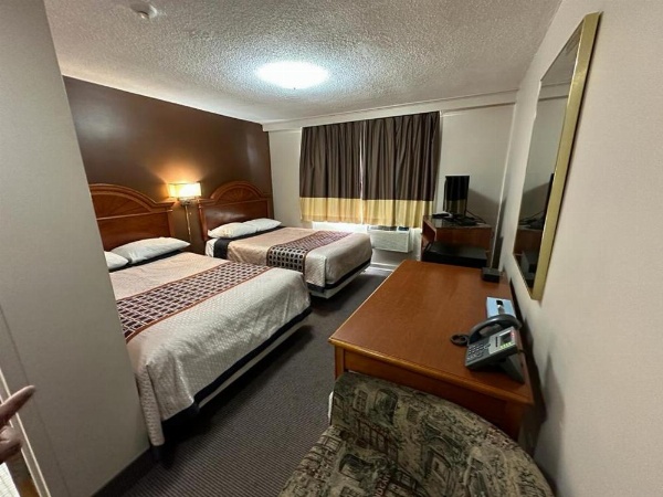 Bear's den Lounge and Motel image 11