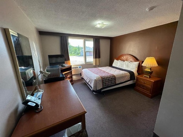 Bear's den Lounge and Motel image 6