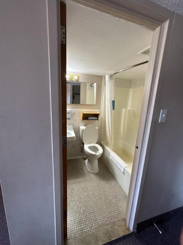 Bear's den Lounge and Motel image 9