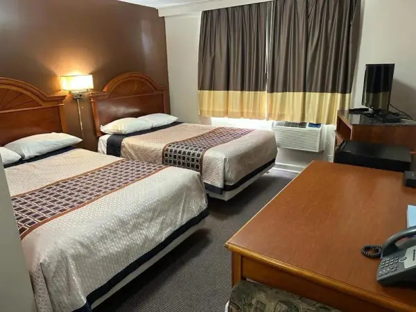 Bear's den Lounge and Motel 10