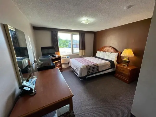 Bear's den Lounge and Motel 6