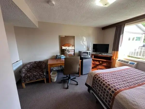 Bear's den Lounge and Motel 7