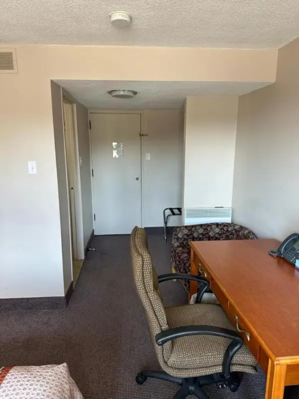 Bear's den Lounge and Motel 8