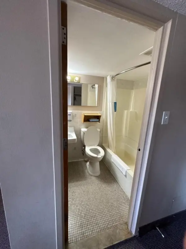 Bear's den Lounge and Motel 9